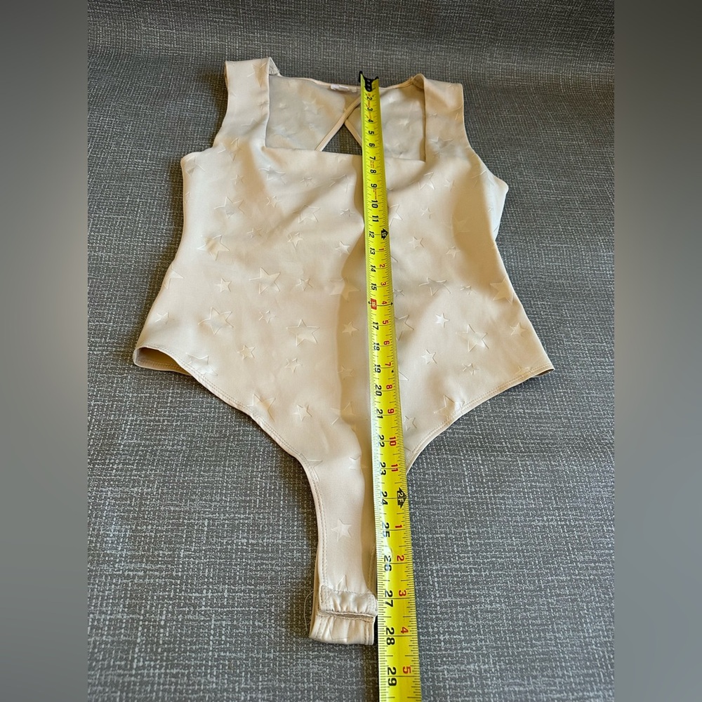 Le Lis Collection Backless Star Print Bodysuit – Tie Back – Beige/Nude – Size L - Picture 12 of 15